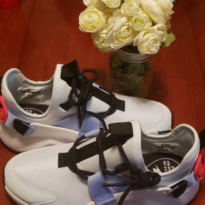 Nike Air womens Huaraches city low